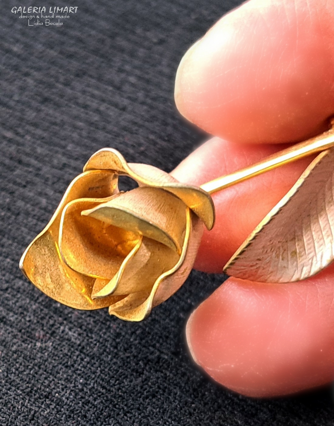 Urocza stara broszki z mosiądzu w kształcie ślicznej realistycznej róży